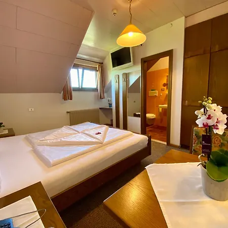 Angerburg Blumenhotel Eppan an der Weinstraße Zimmer foto
